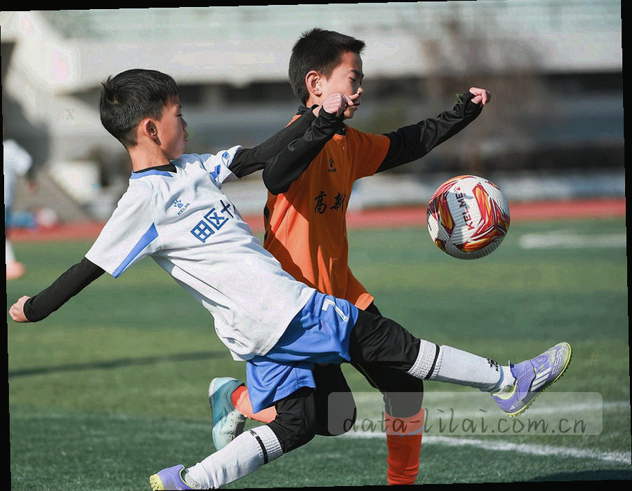 球场俯视几何线条叠加数据网格与琥珀橙校验标记的抽象图形